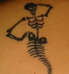 sirène squelette tatouage