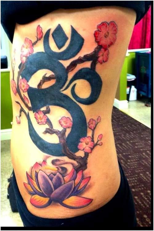 om avec fleur de lotus tatouage