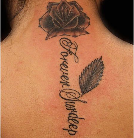 roses et les noms des tatouages
