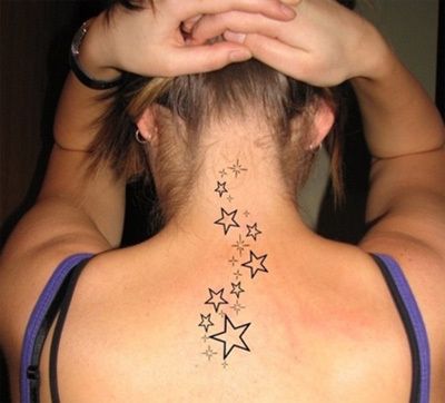 cou tatouage d'étoile