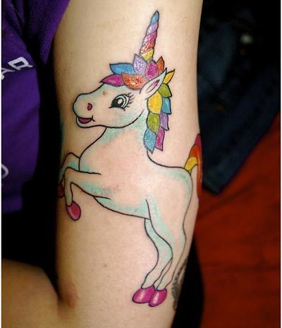 conception de tatouage de licorne