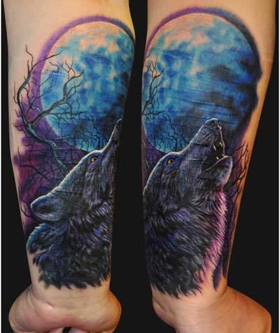 loup hurlant à la lune de tatouage