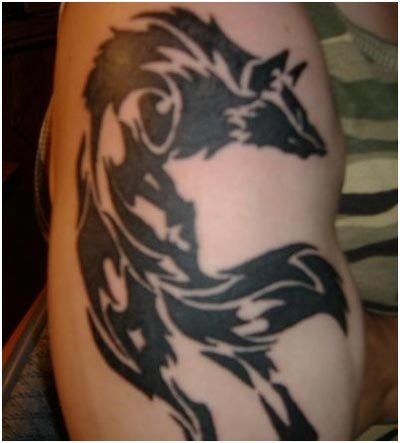 tribale tatouage loup