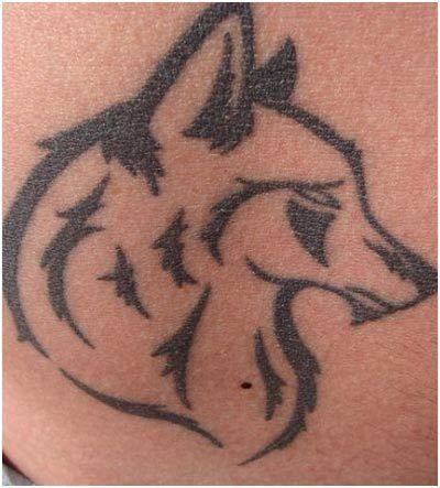 contour du tatouage de visage de loup