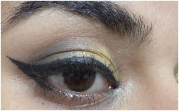 look maquillage des yeux d'or