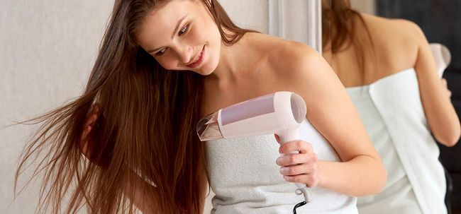 Comment séchez les cheveux: tutoriel étape par étape Photo