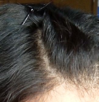 torsadée coiffure queue de cheval côté avec des épingles à cheveux