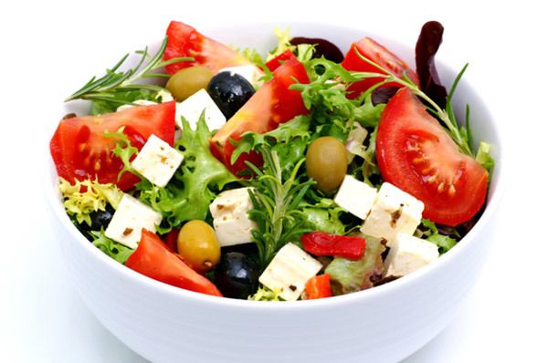 tomate, olive, mozzarella et salade avec vinaigrette au basilic