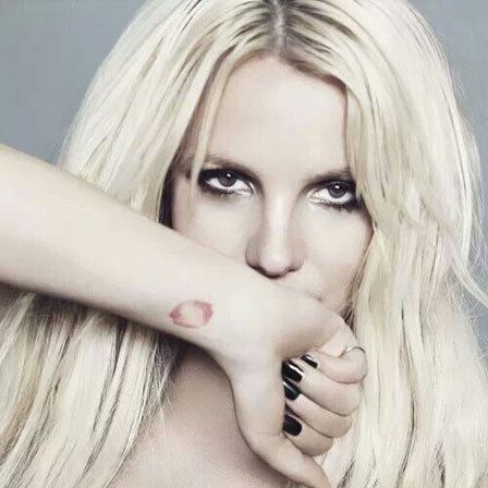 Britney Spears rose lèvres Tatouage