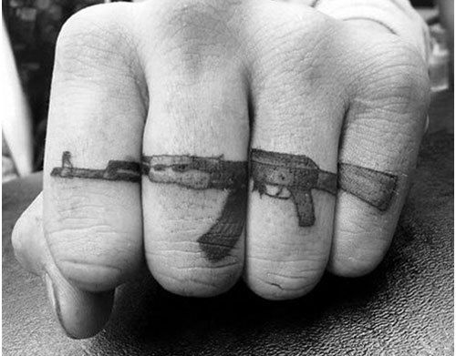 gun doigt tatouage