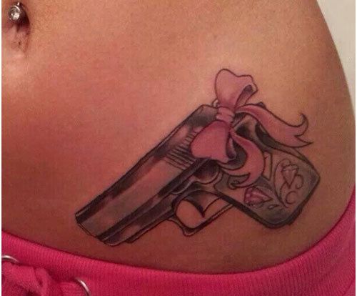 Gun avec Bow Tattoo