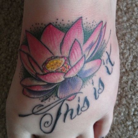 Lotus tatouage au pied