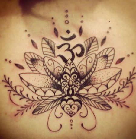 Lotus avec Aum Tattoo