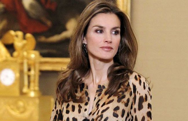 Princesse Letizia semble ravissante dans ce top imprimé léopard