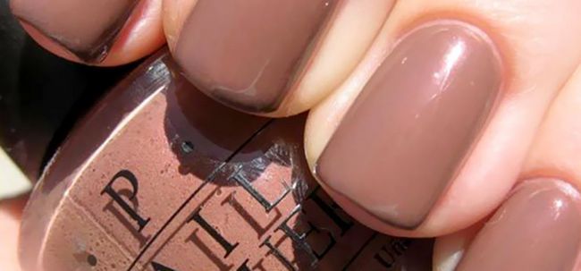 Top 10 des vernis à ongles pour beautés sombres de la peau Photo
