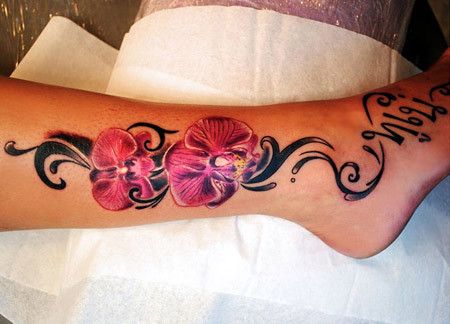Orchid conception de tatouage sur la cheville