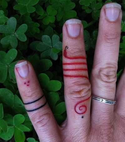 serpent miniature doigt tatouage