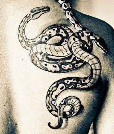 serpent tatouage haut du dos