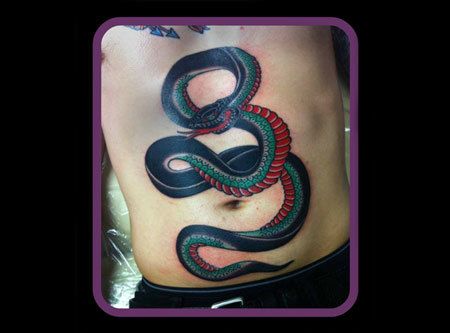 Serpent Tattoo de l'estomac