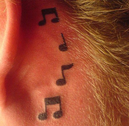 notes de musique derrière le tatouage de l'oreille