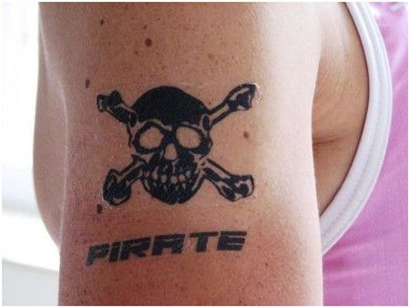 crâne pirate éclair de tatouage