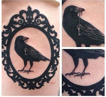 tatouage touche corbeau