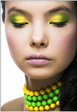 Maquillage pour les yeux jaune et vert